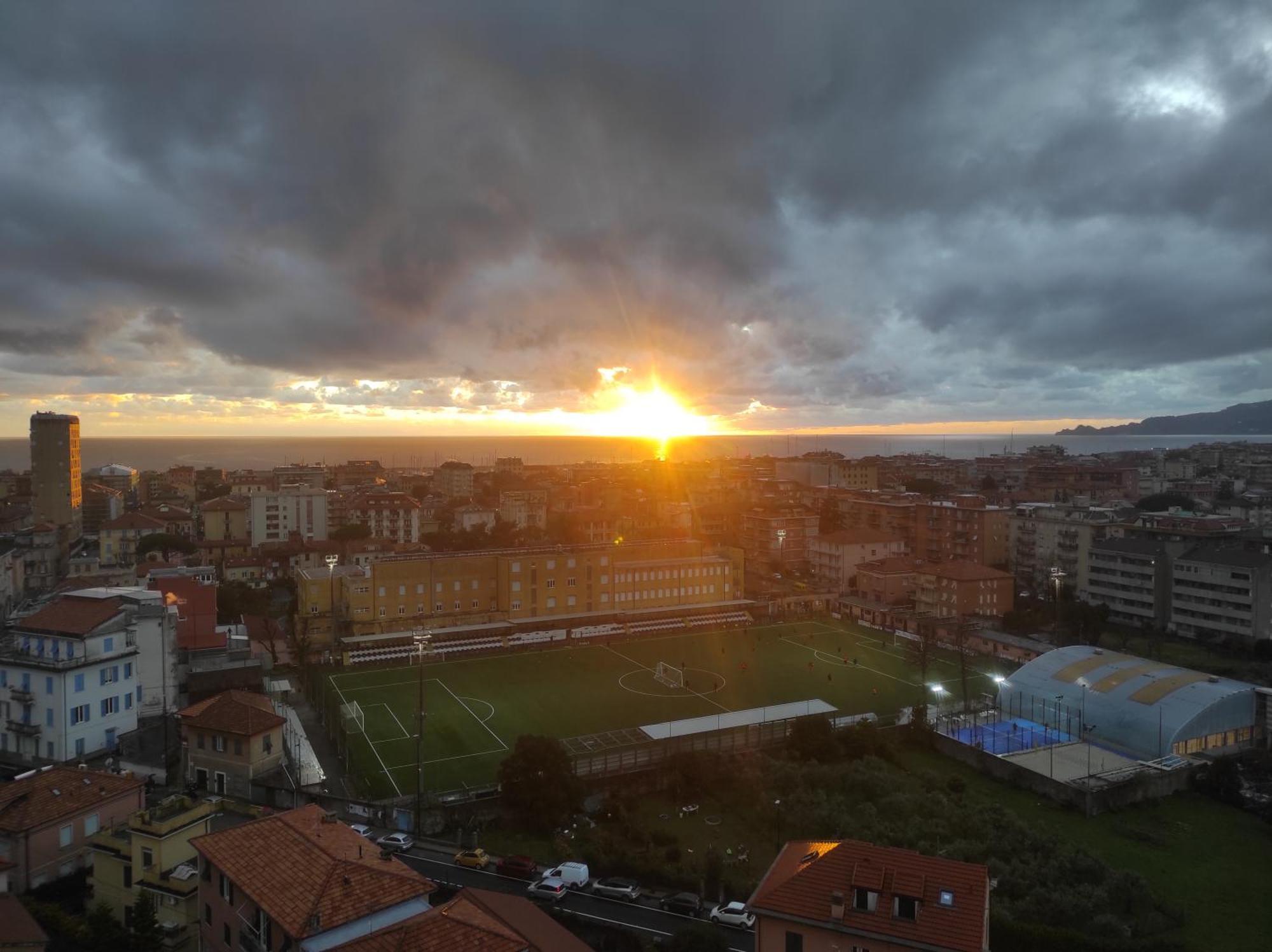 Super Vista Al Grattacielo Di Lavagna Apartment Exterior photo